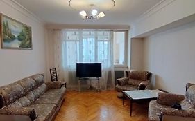 Large Apt Near Republic Square