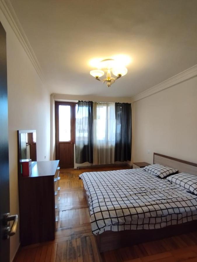 Апартаменты Large Apt Near Republic Square Ереван Экстерьер фото