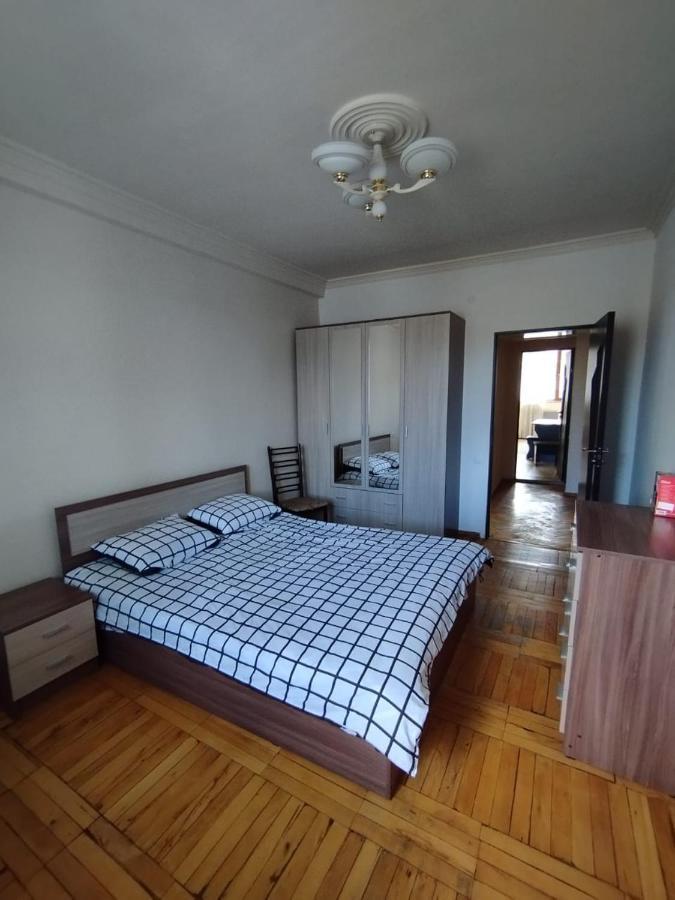 Апартаменты Large Apt Near Republic Square Ереван Экстерьер фото